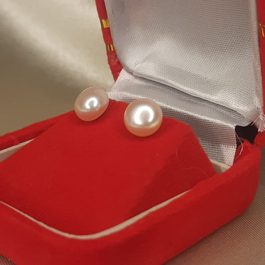The Rosé Solitaire 6mm Pearl Studs